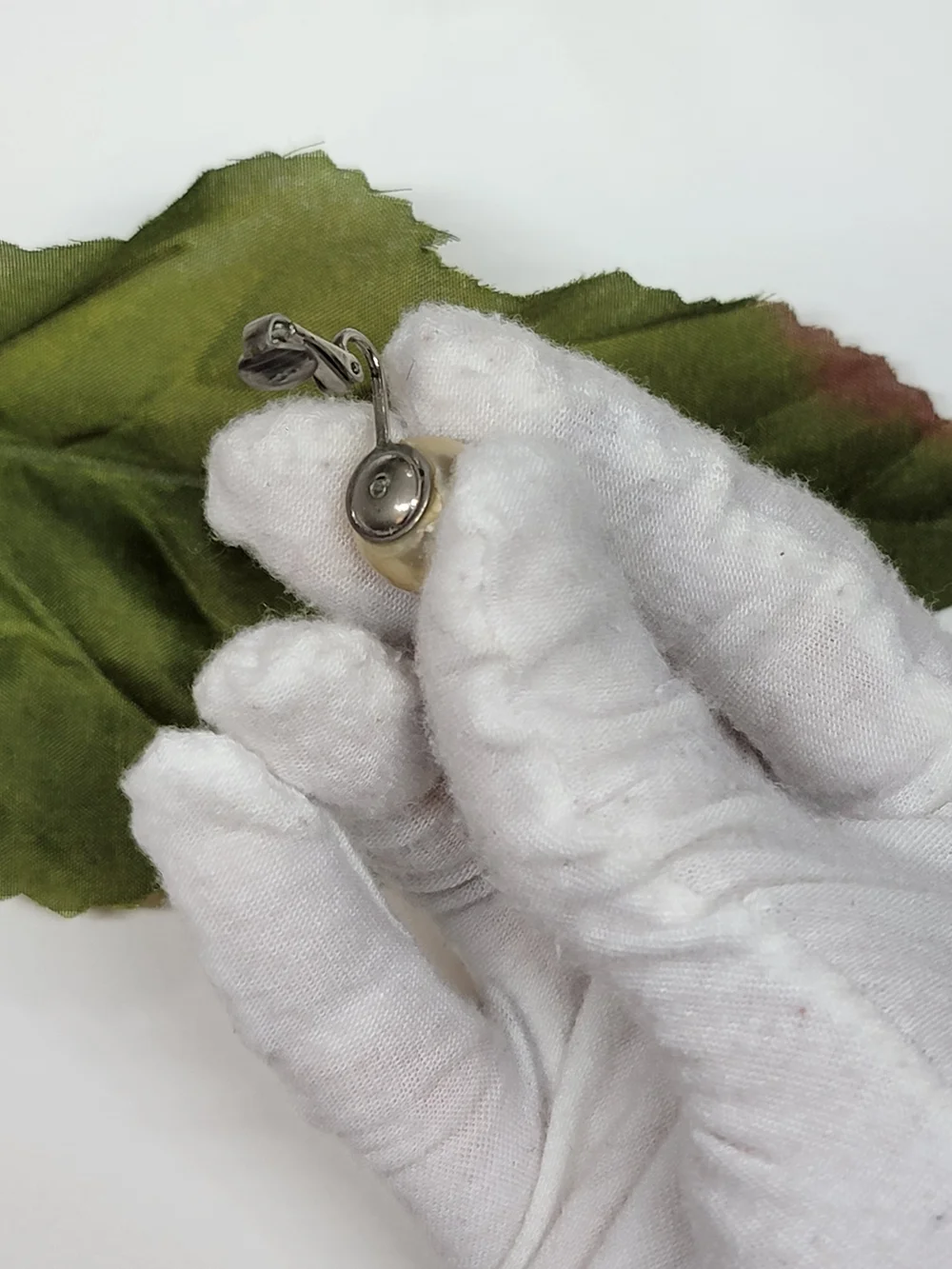 Vintage Kenneth Jay Lane KJL Faux Pearl Clip Earrings Silver Tone Designer Sign - Picture 4 of 9